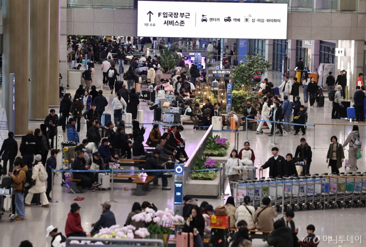 (인천공항=뉴스1) 구윤성 기자 = 설 연휴 마지막날인 18일 오후 인천국제공항 제1여객터미널 입국장이 해외여행객들로 북적이고 있다. 앞서 인천공항은 설 연휴기간 인천공항을 통해 해외를 오가는 인파가 출입국 합계 122만명으로 예측했다. 2026.2.18/뉴스1 Copyright © 뉴스1. All rights reserved. 무단 전재 및 재배포, AI학습 이용 금지. /사진=(인천공항=뉴스1) 구윤성 기자