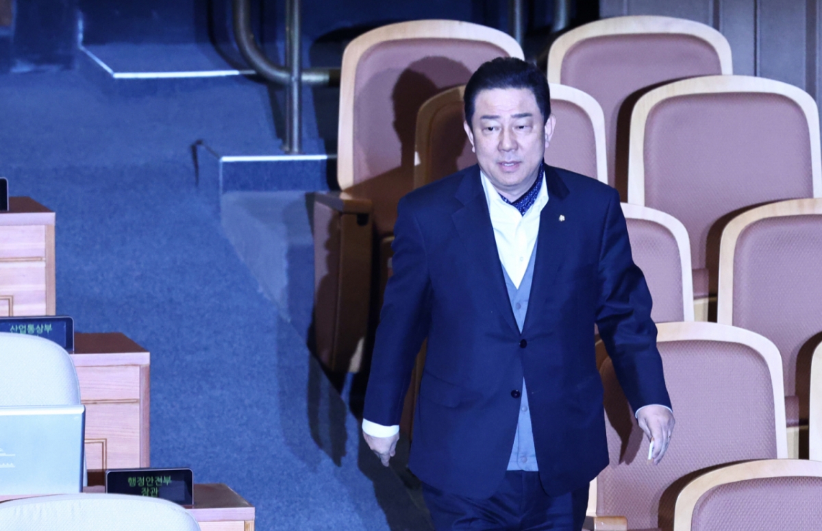 김병기 의원이 24일 오후 서울 여의도 국회에서 열린 본회의에서 강선우 의원에 대한 체포동의안에 대한 투표를 하고 있다./사진=뉴시스.