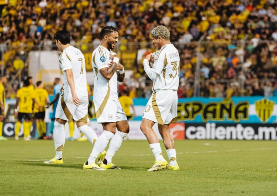 드니 부앙가(가운데)와 마르티네스가 18일 오후 12시(한국시간) 온두라스 산페드로술라의 프란시스코 모라산 스타디움에서 열린 2026시즌 북중미카리브축구연맹(CONCACAF) 챔피언스컵 1라운드 1차전 레알 에스파냐(온두라스)와 경기 중 댄스 세리머니를 선보이고 있다. /사진=로스앤젤레스FC 공식 사회관계망서비스(SNS)