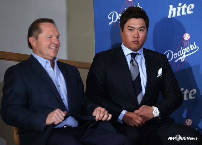 2012년 LA 다저스 입단식에 나선 보라스(왼쪽)과 류현진. /AFPBBNews=뉴스1