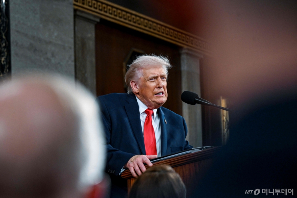 (워싱턴DC AFP=뉴스1) 이정환 기자 = 도널드 트럼프 미국 대통령이 24일(현지시간) 워싱턴 DC 미국 국회의사당 하원 회의장에서 2기 첫 국정연설을 하고 있다. 2026.02.24. ⓒ AFP=뉴스1 Copyright © 뉴스1. All rights reserved. 무단 전재 및 재배포, AI학습 이용 금지. /사진=(워싱턴DC AFP=뉴스1) 이정환 기자