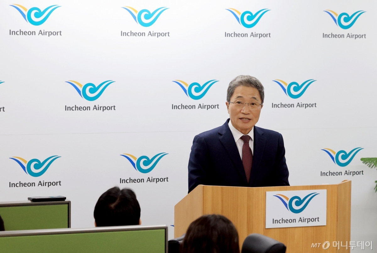 (인천공항=뉴스1) 이호윤 기자 = 이학재 인천국제공항공사 사장이 25일 인천공항 제1여객터미널 기자실에서 기자간담회를 갖고 있다. 이학재 사장은 이번 기자간담회를 통해 지방선거 출마선언 생각은 없다고 밝혔다. 2026.2.25/뉴스1 Copyright © 뉴스1. All rights reserved. 무단 전재 및 재배포, AI학습 이용 금지. /사진=(인천공항=뉴스1) 이호윤 기자