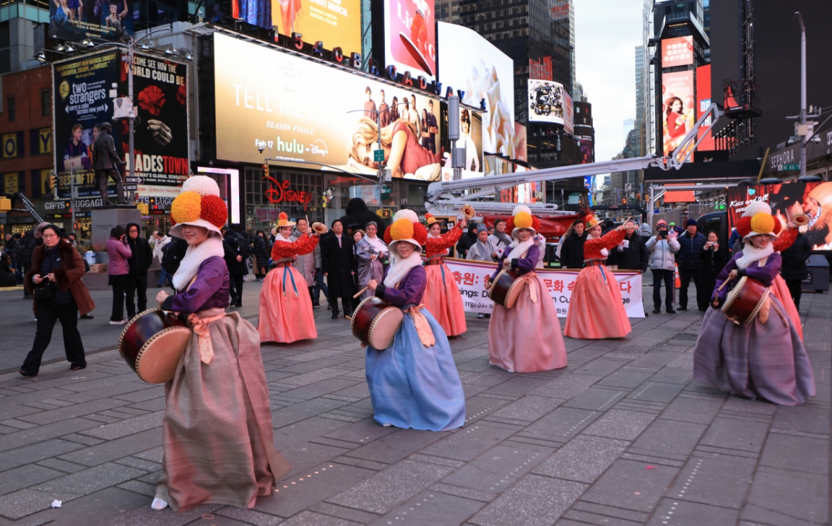 지난 11일 오후(현지시간) 미국 뉴욕 타임스퀘어 광장에서 ‘코리아 온 스테이지 인 뉴욕’의 사전 공연인 소고춤과 진도북춤 공연이 펼쳐지고 있다. / 사진제공 = 국가유산청