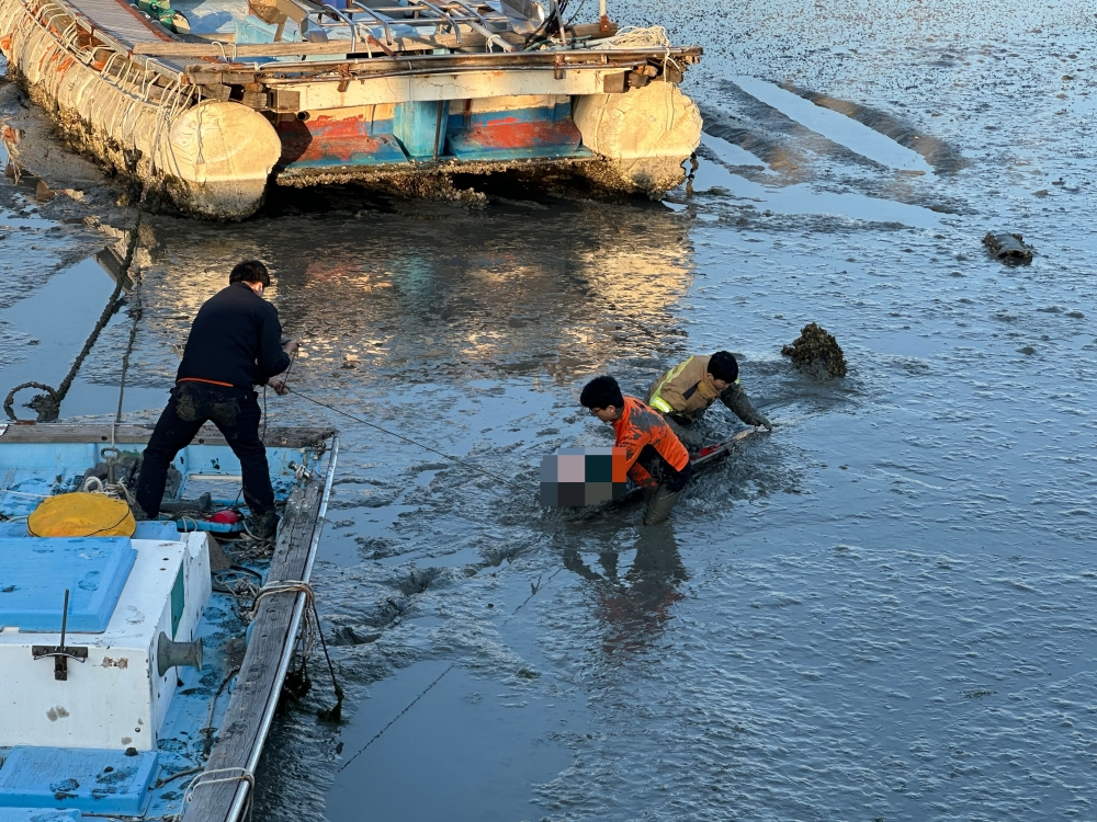 갯벌에 고립된 80대 여성 구조 장면./사진제공=장흥소방서