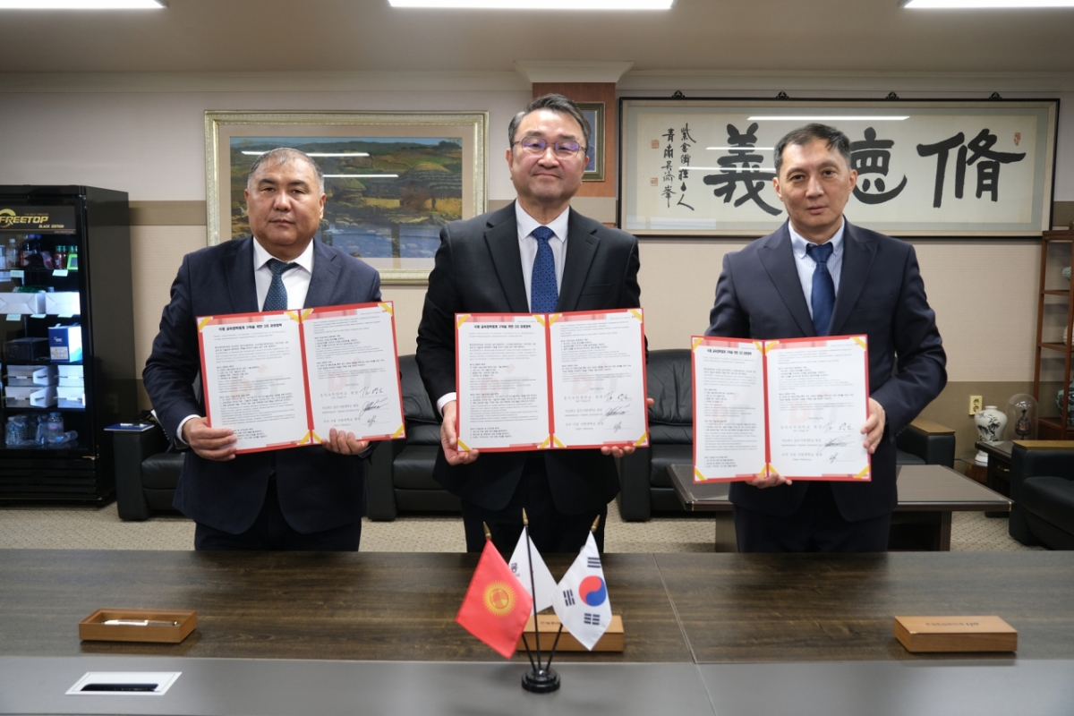 김영도 동의과학대 총장(가운데)이 키르기스스탄 비슈케크 음악사범대, 오쉬국립사범대 관계자와 기념촬여하고 있다./사진제공=동의과학대