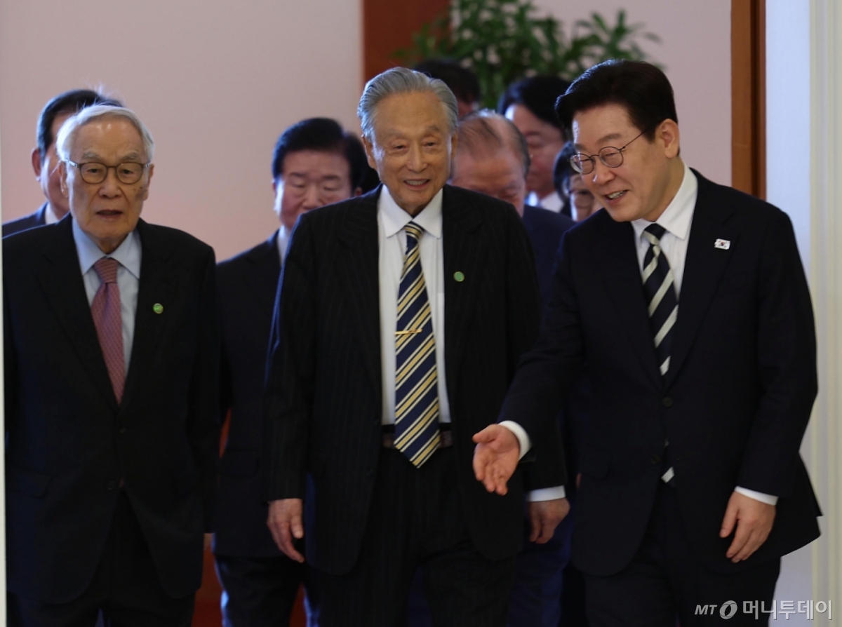 [서울=뉴시스] 최동준 기자 = 이재명 대통령이 25일 청와대에서 열린 더불어민주당 상임고문단 오찬 간담회에 입장하고 있다. 2026.02.25. photocdj@newsis.com /사진=류현주