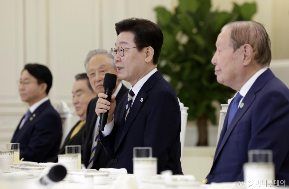 [서울=뉴시스] 최동준 기자 = 이재명 대통령이 25일 청와대에서 열린 더불어민주당 상임고문단 오찬 간담회에서 발언하고 있다. 2026.02.25. photocdj@newsis.com /사진=최동준