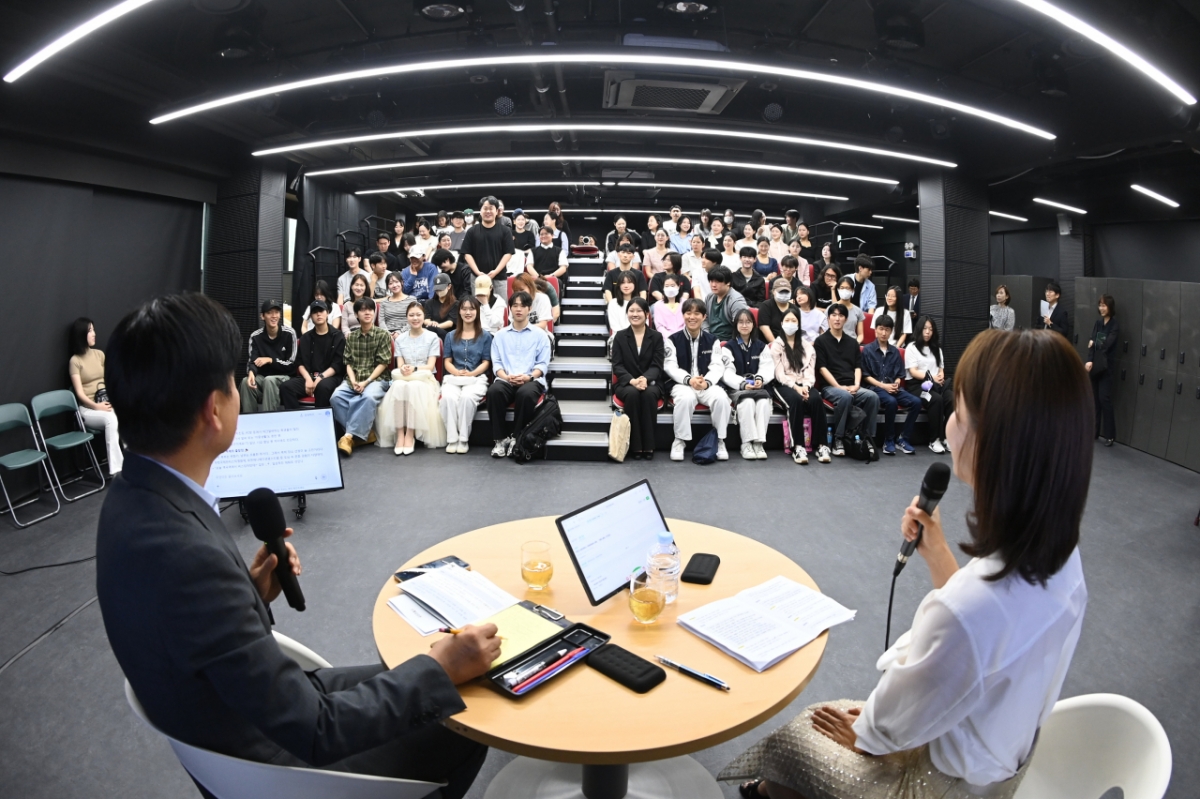 지난해 6월 유한대 대학생들과 함께 한 '영톡스클럽' 행사 모습./사진제공=부천시