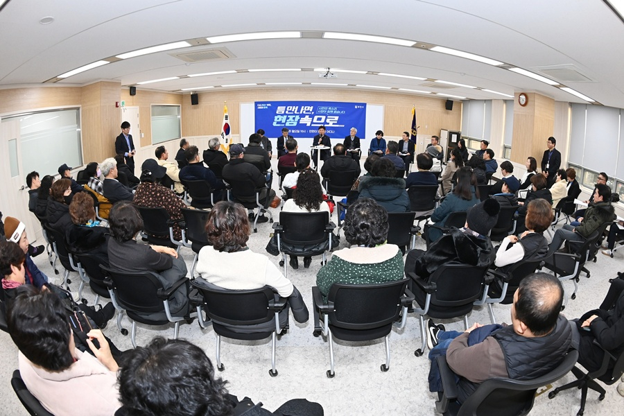 지난해 12월, 경인고속도로 인근 소규모주택정비사업 구역의 방음벽 설치 민원 해결을 위한 '틈만나면, 현장속으로'./사진제공=부천시