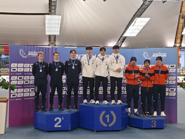 금메달을 목에 건 남자 스프린트팀./사진=대한빙상경기연맹