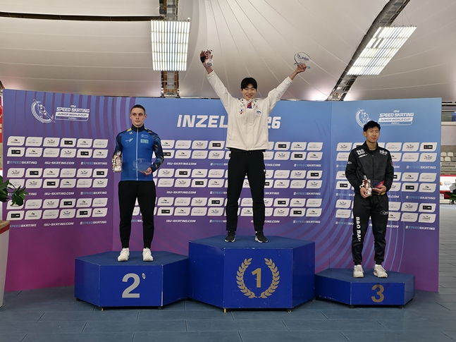금메달을 목에 건 이병훈(가운데). /사진=대한빙상경기연맹