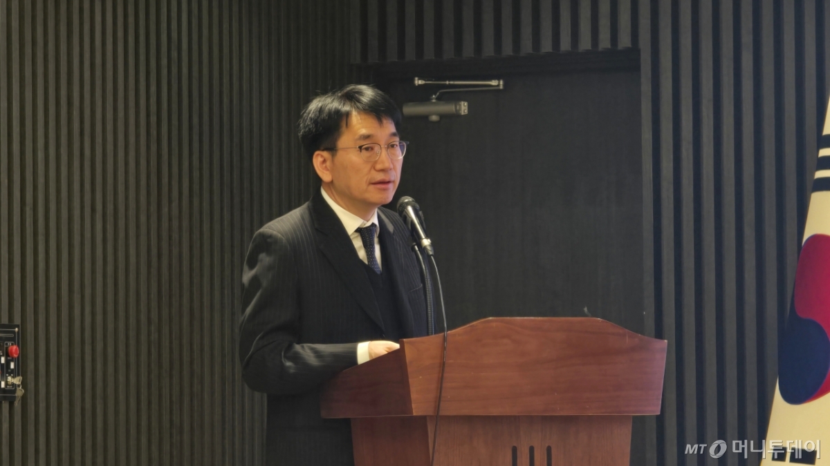 김유일 전남대병원 호흡기내과 교수(대한의학회 지역의료정책이사)가 25일 서울 용산구 대한의사협회(의협) 회관에서 열린 의료정책포럼에서발표하고 있다. /사진=홍효진 기자