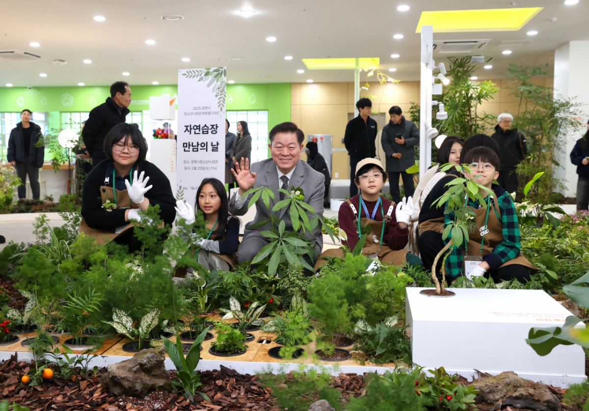 1000㎡ 규모 청소년 인생정원에서 박승원 시장과 청소년들이 함께했다. /사진제공=광명시