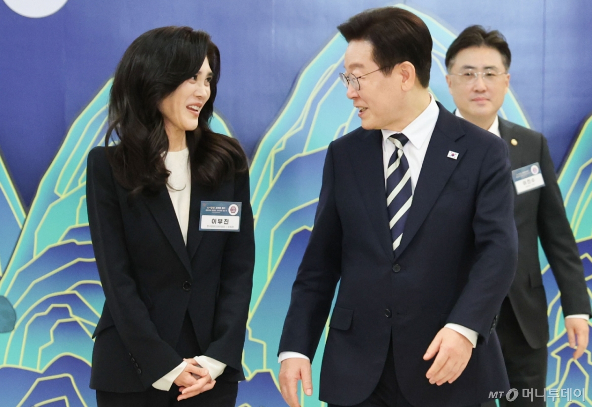 [서울=뉴시스] 최동준 기자 = 이재명 대통령과 이부진 한국방문의해위원장이 25일 청와대에서 열린 '확대 국가관광전략회의'에서 대화하고 있다. (청와대통신사진기자단) 2026.02.25. photocdj@newsis.com /사진=