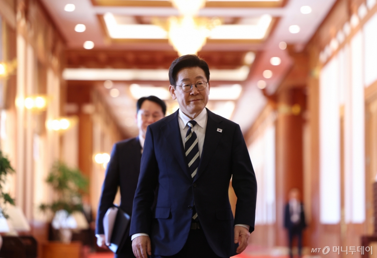 (서울=뉴스1) 이재명 기자 = 이재명 대통령이 25일 청와대에서 열린 확대국가관광전략회의에 입장하고 있다. 2026.2.25/뉴스1  Copyright © 뉴스1. All rights reserved. 무단 전재 및 재배포,  AI학습 이용 금지. /사진=(서울=뉴스1) 이재명 기자