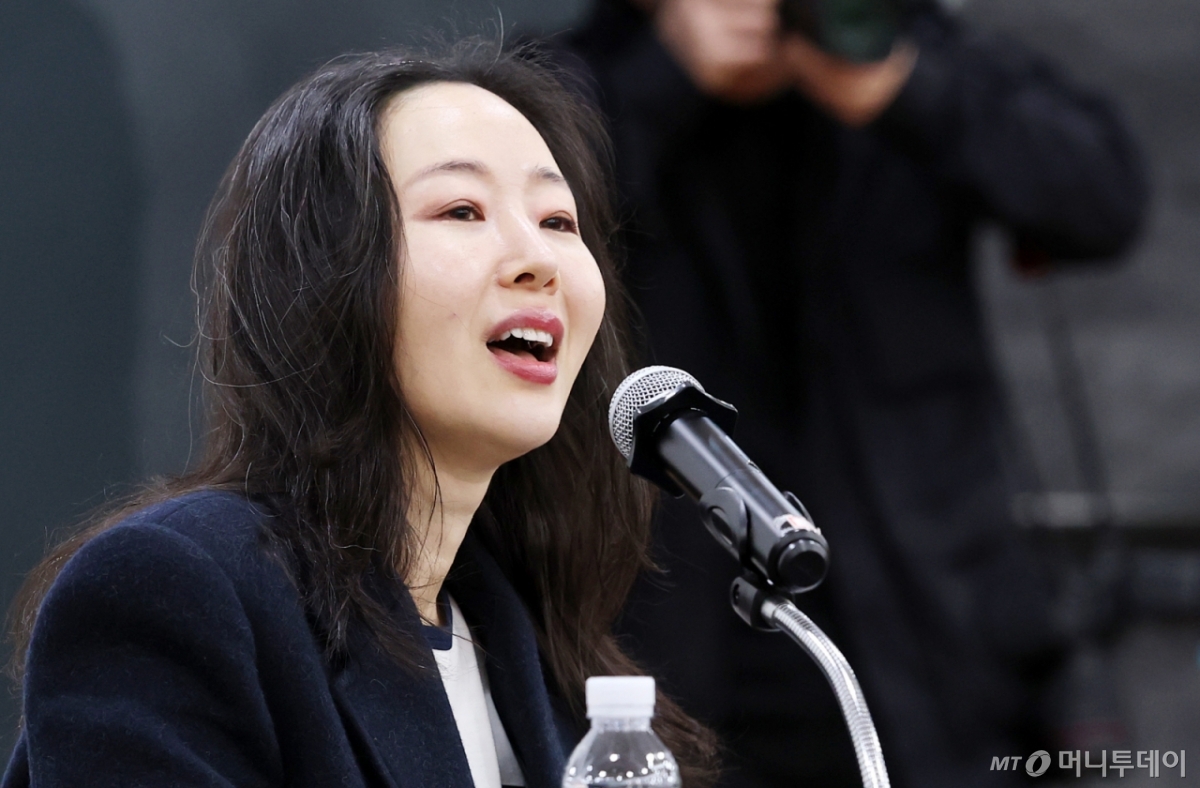 오케이 레코즈 대표 민희진이 25일 서울 종로구 교원 챌린지홀에서 열린 1심 소송 결과와 향후 계획 발표를 위한 기자회견에서 발언하고 있다. /2026.02.25 /사진=김휘선 기자 hwijpg@