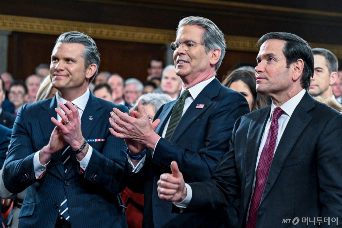 (워싱턴DC 로이터=뉴스1) 이정환 기자 = 피트 헤그세스 국방장관(왼쪽)과 스콧 베선트 재무장관이 24일(현지시간) 워싱턴 DC 미국 국회의사당 하원 회의장에서 열린 도널드 트럼프 미국 대통령의 2기 첫 국정연설에서 마코 루비오 국무장관(오른쪽)에게 박수치고 있다. 2026.02.24. ⓒ 로이터=뉴스1 Copyright © 뉴스1. All rights reserved. 무단 전재 및 재배포, AI학습 이용 금지. /사진=(워싱턴DC 로이터=뉴스1) 이정환 기자