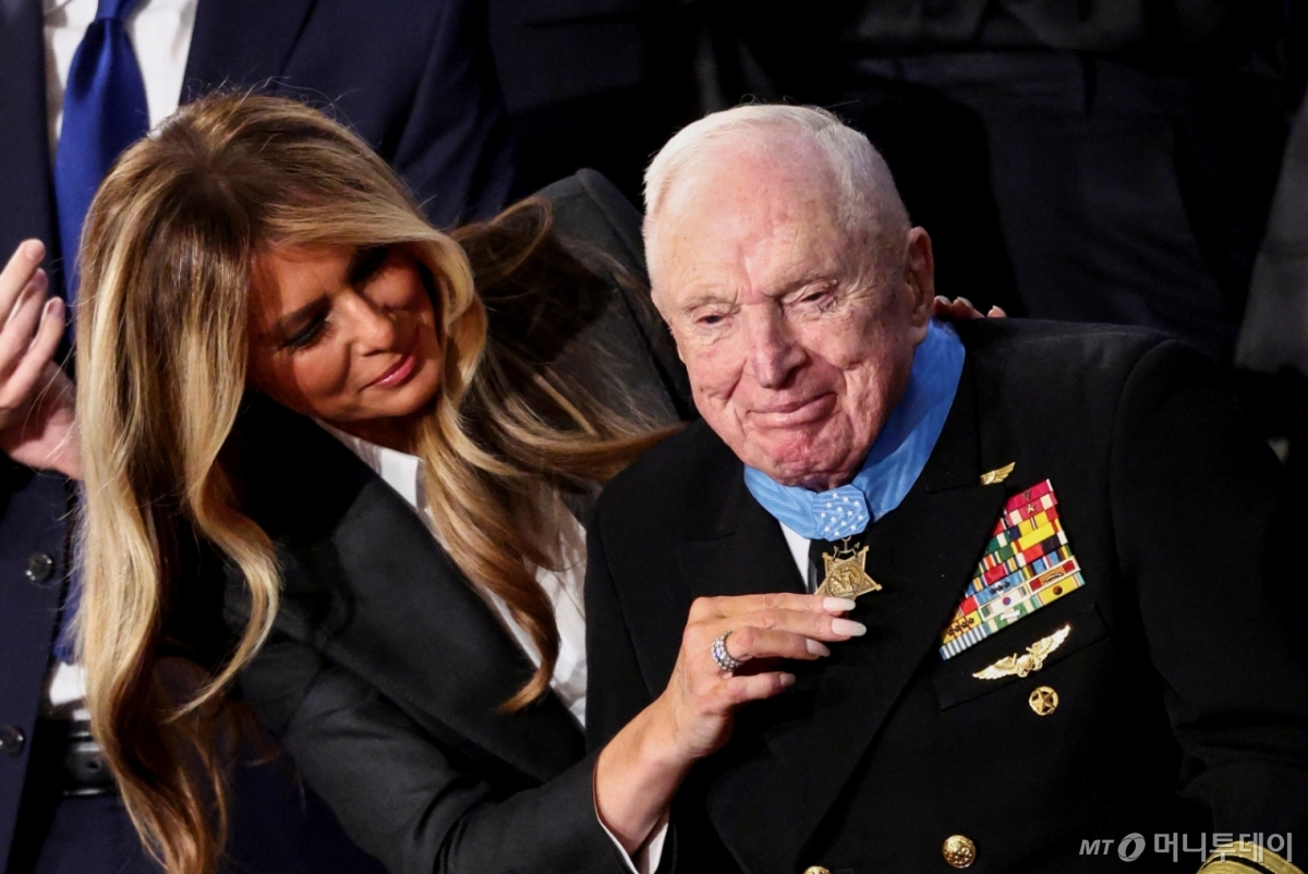 (워싱턴DC 로이터=뉴스1) 이정환 기자 = 24일(현지시간) 워싱턴 DC 미국 국회의사당 하원 회의장에서 열린 도널드 트럼프 미국 대통령의 2기 첫 국정연설 중 영부인 멜라니아 여사가 한국전쟁 참전용사 로이스 윌리엄스(100세)에게 의회 명예 훈장을 수여하고 있다. 2026.02.24. ⓒ 로이터=뉴스1 Copyright © 뉴스1. All rights reserved. 무단 전재 및 재배포, AI학습 이용 금지. /사진=(워싱턴DC 로이터=뉴스1) 이정환 기자