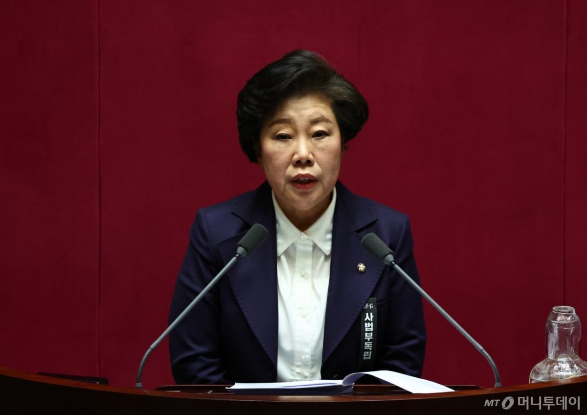 [서울=뉴시스] 김명년 기자 = 조배숙 국민의힘 의원이 25일 서울 여의도 국회에서 열린 제432회 국회(임시회) 제8차 본회의에서 형법 일부개정법률안(대안)에 대한 무제한 토론(필리버스터)을 하고 있다. 2026.02.25. kmn@newsis.com /사진=김명년