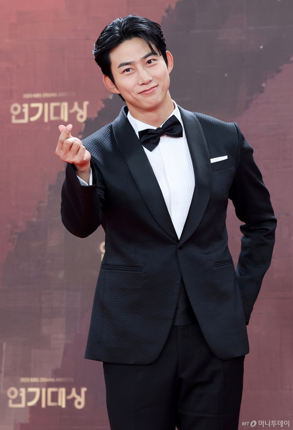 배우 옥택연이 지난해 12월31일 서울 영등포구 KBS신관홀에서 진행된 '2025 KBS 연기대상' 레드카펫 행사에 참석해 포즈를 취하고 있다./2025.12.31 /사진=김휘선 기자 hwijpg@