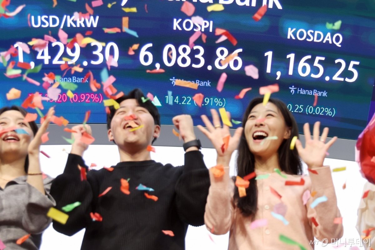 (서울=뉴스1) 황기선 기자 = 코스피가 종가 기준 사상 처음 6000선을 돌파한 25일 오후 서울 중구 하나은행 본점 딜링룸에서 직원들이 축하 세리머니를 하고 있다.   이날 코스피지수는 전일대비 114.22p(1.91%) 오른 6083.86으로 장을 마감했다. 2026.2.25/뉴스1  Copyright © 뉴스1. All rights reserved. 무단 전재 및 재배포,  AI학습 이용 금지. /사진=(서울=뉴스1) 황기선 기자