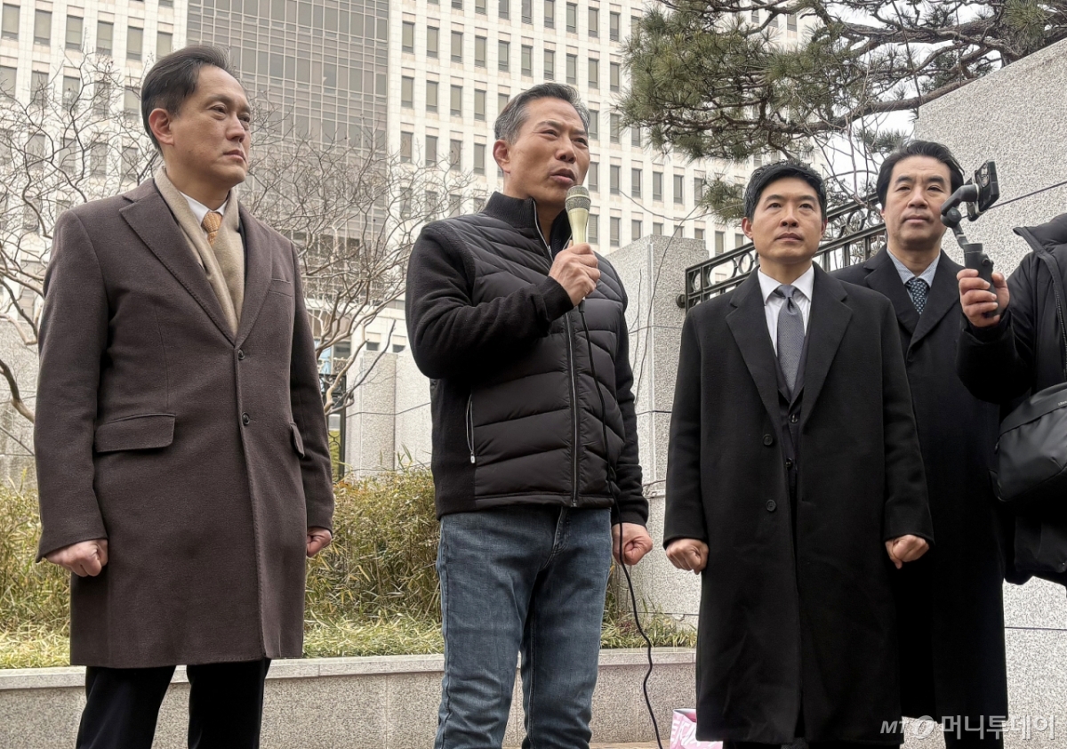(부산=뉴스1) 장광일 기자 = 공직선거법 위반 혐의로 기소된 손현보 세계로교회 목사가 30일 부산 연제구 부산지법에서 열린 선고공판에서 징역 6개월에 집행유예 1년을 선고받고 풀려나 부산지법을 나서며 기자회견을 하고 있다.  2026.1.30/뉴스1  Copyright © 뉴스1. All rights reserved. 무단 전재 및 재배포,  AI학습 이용 금지.