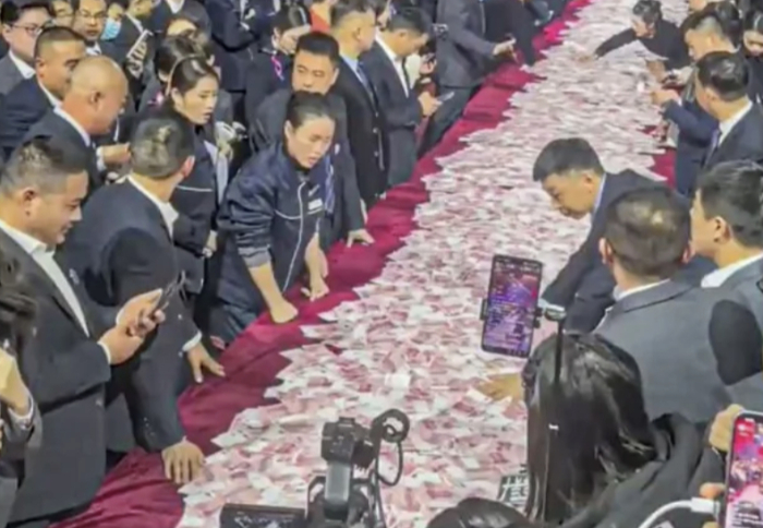 중국 허난성 한 기업이 직원 5000여명에게 연말 보너스로 현금 87억원을 뿌렸다. /사진=홍콩 사우스차이나모닝포스트(SCMP)