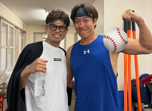 이마에(왼쪽)와 강민호. /사진=이마에 공식 SNS