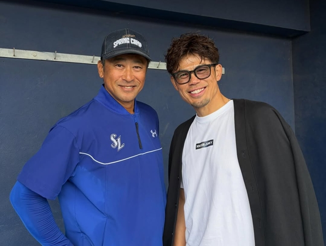 새롭게 부임한 무라카미 타격코치(왼쪽)와 만난 이마에. /사진=이마에 SNS