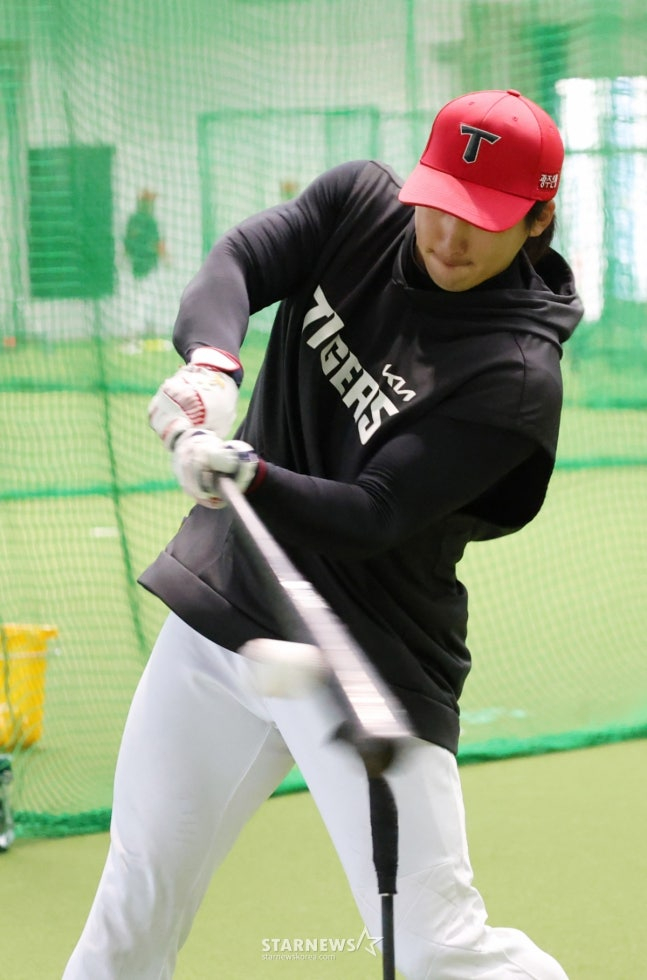KIA 타이거즈가 25일 일본 오키나와현 킨의 킨타운 베이스볼 스타디움에서 스프링캠프 일정을 진행했다. 나성범이 타격 훈련을 하고 있다. /사진=김진경 대기자