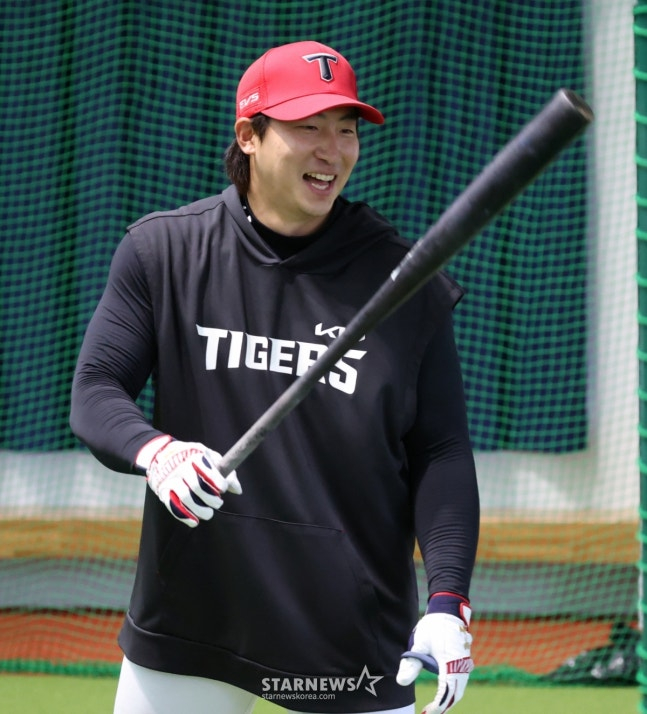 KIA 타이거즈가 25일 일본 오키나와현 킨의 킨타운 베이스볼 스타디움에서 스프링캠프 일정을 진행했다. 나성범이 타격 훈련을 하고 있다./사진=김진경 대기자