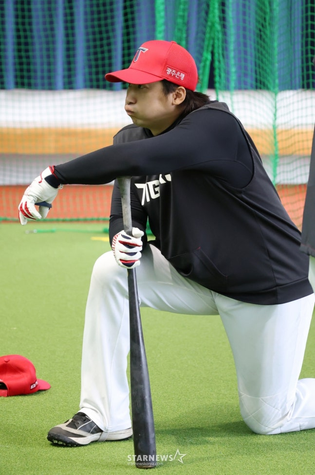 KIA 타이거즈가 25일 일본 오키나와현 킨의 킨타운 베이스볼 스타디움에서 스프링캠프 일정을 진행했다. 나성범이 카스트로의 타격 훈련을 지켜보고 있다. /사진=김진경 대기자