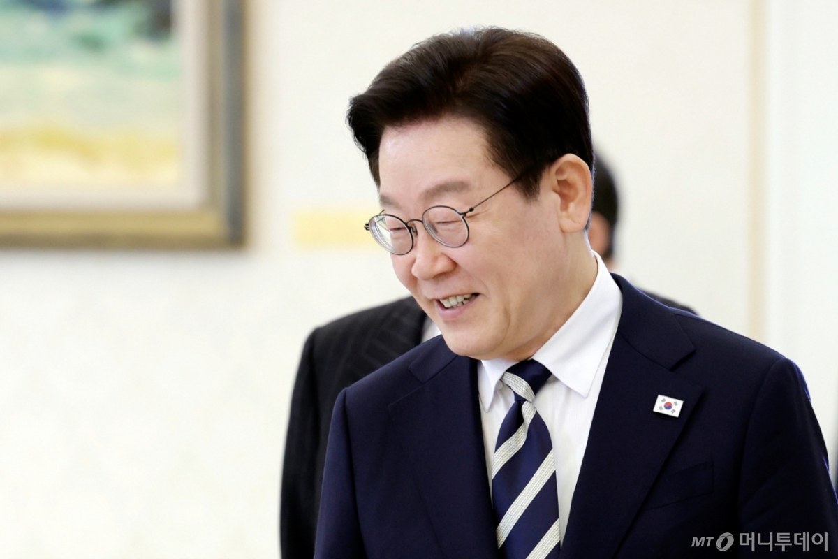 (서울=뉴스1) 허경 기자 = 이재명 대통령이 25일 청와대에서 열린 더불어민주당 상임고문단 오찬 간담회에 입장하고 있다. (청와대통신사진기자단) 2026.2.25/뉴스1  Copyright © 뉴스1. All rights reserved. 무단 전재 및 재배포,  AI학습 이용 금지. /사진=(서울=뉴스1) 허경 기자