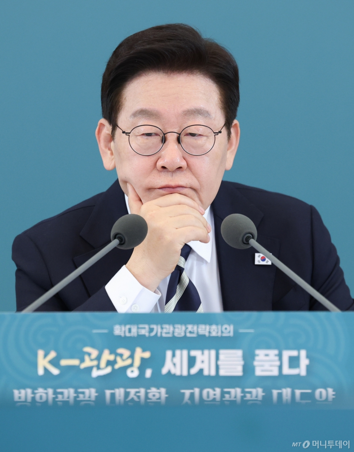 (서울=뉴스1) 이재명 기자 = 이재명 대통령이 25일 청와대에서 열린 확대국가관광전략회의에서 참석자들의 발언을 경청하고 있다. 2026.2.25/뉴스1 Copyright © 뉴스1. All rights reserved. 무단 전재 및 재배포, AI학습 이용 금지. /사진=(서울=뉴스1) 이재명 기자