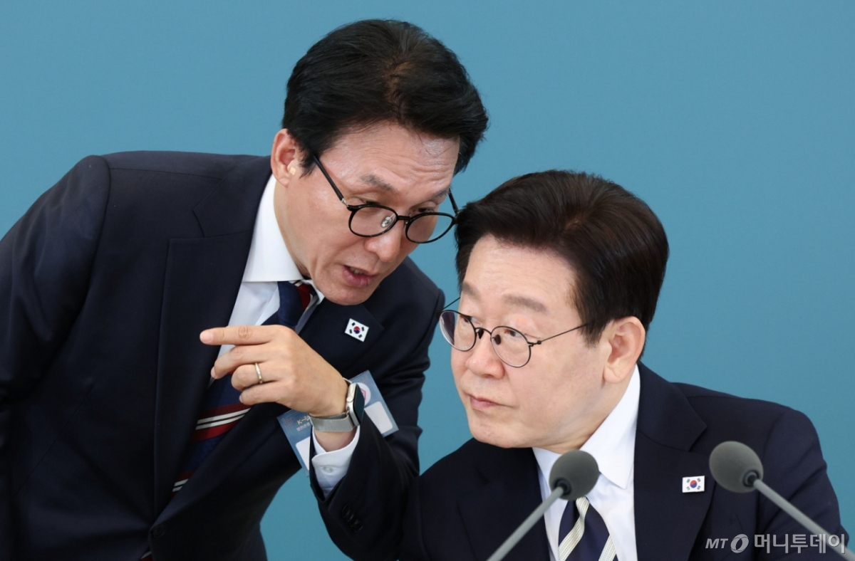 [서울=뉴시스] 최동준 기자 = 이재명 대통령과 김민석 국무총리가 25일 청와대에서 열린 '확대 국가관광전략회의'에서 대화하고 있다. (청와대통신사진기자단) 2026.02.25. photocdj@newsis.com /사진=