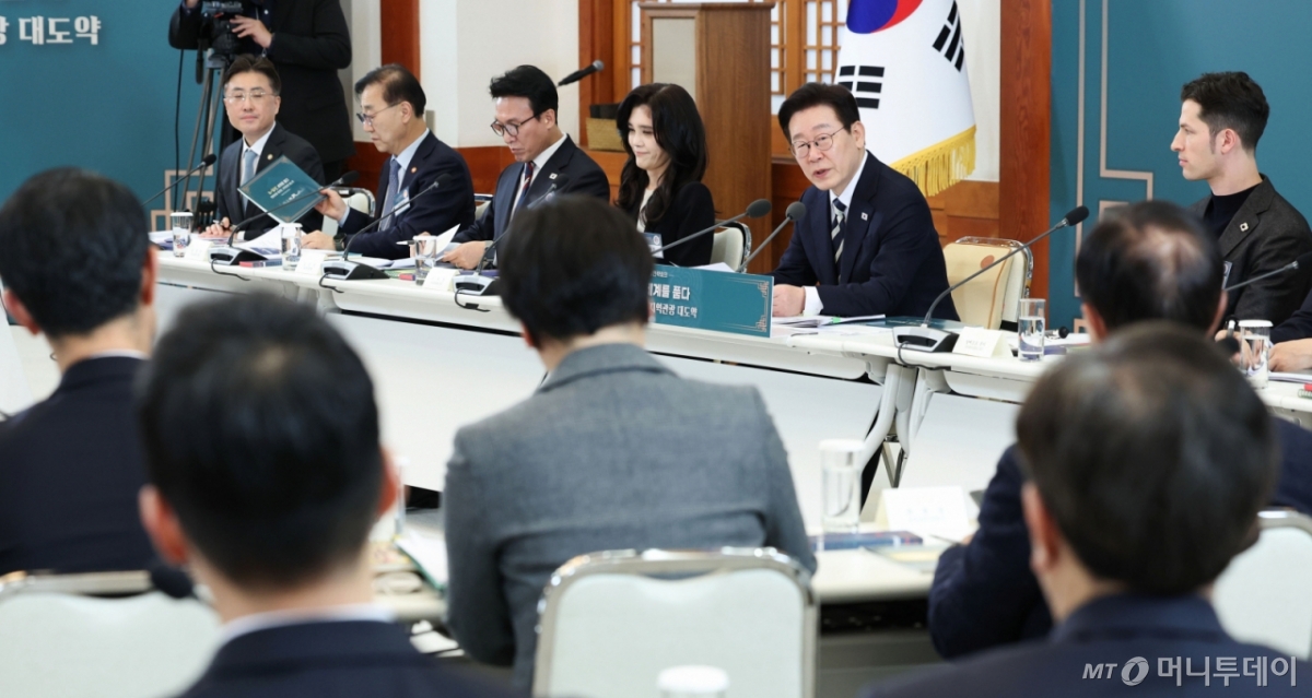 [서울=뉴시스] 최동준 기자 = 이재명 대통령이 25일 청와대에서 열린 '확대 국가관광전략회의'에서 발언하고 있다. (청와대통신사진기자단) 2026.02.25. photocdj@newsis.com /사진=