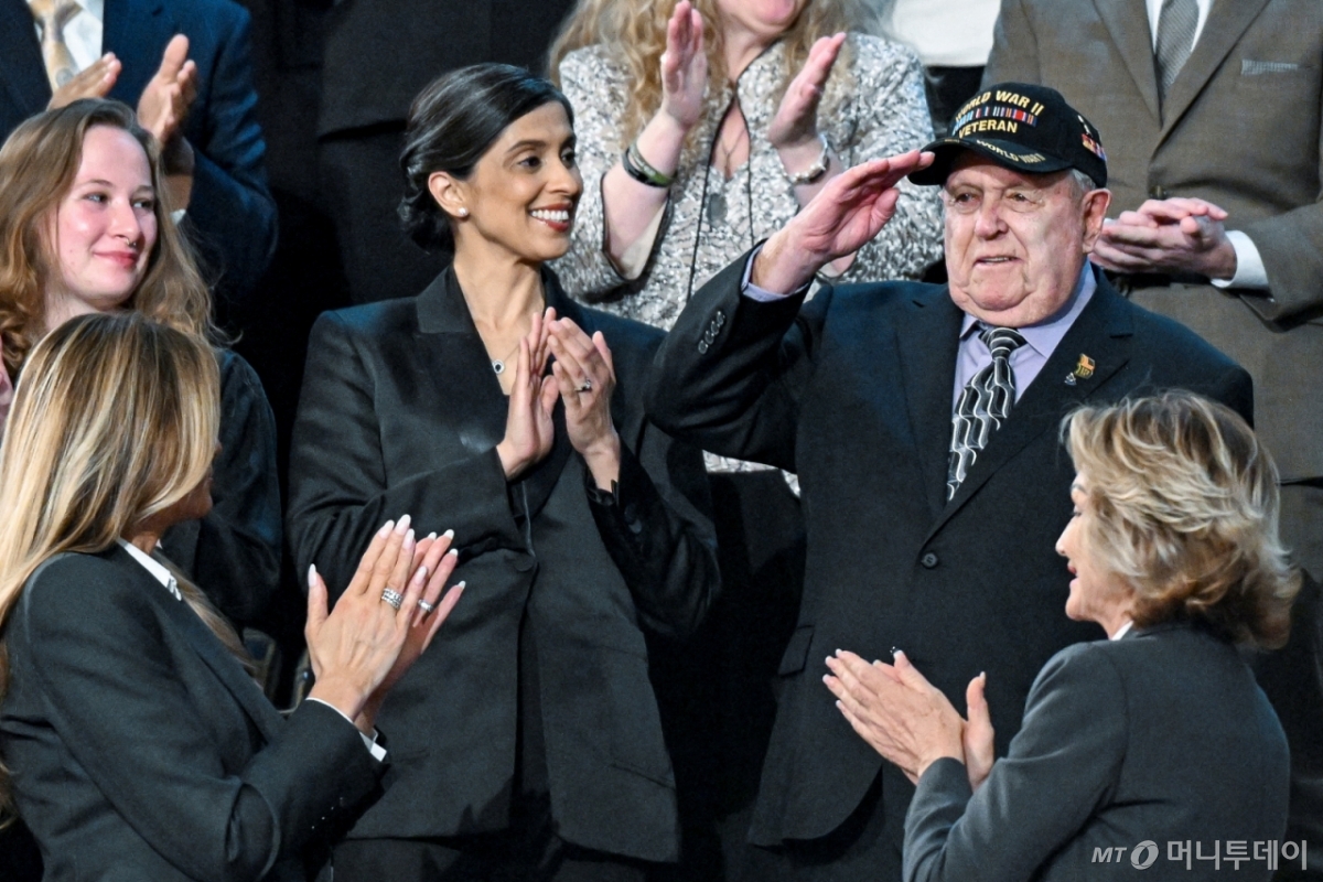 (워싱턴DC 로이터=뉴스1) 이정환 기자 = 도널드 트럼프 미국 대통령이 24일(현지시간) 워싱턴 DC 미국 국회의사당 하원 회의장에서 2기 첫 국정연설을 하는 동안 JD 밴스 미국 부통령의 아내 우샤 밴스가 올해 100세 생일을 맞는 제2차 세계대전 참전용사 조지 태거트에게 박수 치고 있다. 2026.02.24.  ⓒ 로이터=뉴스1  Copyright © 뉴스1. All rights reserved. 무단 전재 및 재배포,  AI학습 이용 금지. /사진=(워싱턴DC 로이터=뉴스1) 이정환 기자