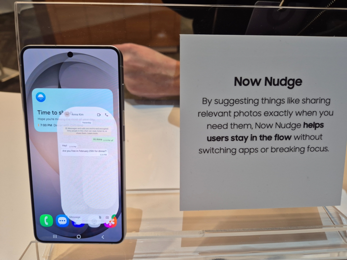 갤럭시S26 울트라 휴대폰에서 '나우 넛지' 기능이 구현되는 모습이다. 약속 중복 우려가 생기자 바로 다른 선약이 있다는 알림을 띄운다./사진=김소연 기자 