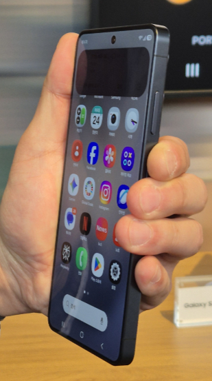 갤럭시S26 울트라 휴대폰 상단 알림에 '프라이버시 디스플레이'를 적용해본 모습이다. 정면에선 잘 보이고, 옆에서는 보이지 않는다. /사진=김소연 기자