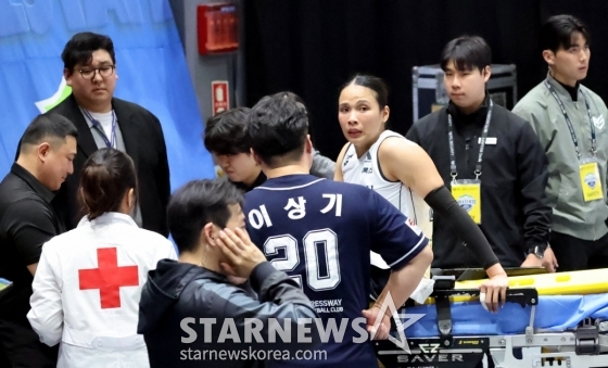 타나차가 24일 수원체육관에서 열린 진에어 2025~2026V리그 여자부 현대건설과 한국도로공사 경기 5세트 부상으로 들것에 실려나와 응급처치를 받고 있다. /사진=강영조 선임기자