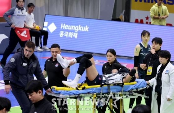 타나차가 24일 수원체육관에서 열린 진에어 2025~2026V리그 여자부 현대건설과 한국도로공사 경기 5세트 도중 부상으로 실려나가고 있다. /사진=강영조 선임기자