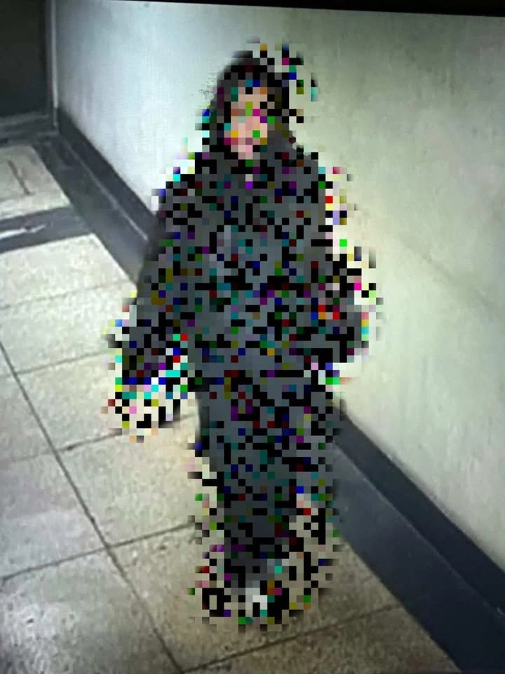 서울 한 상가 건물 복도에서 한 여성이 대변을 하고 달아나는 장면이 담긴 영상이 온라인에 공개돼 논란이 일고 있다./사진=온라인 커뮤니티 화면캡처.