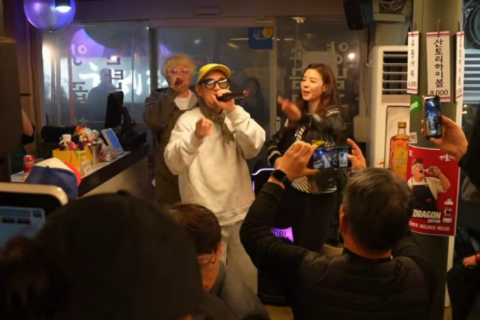 배우 김규리가 최근 그룹 DJ DOC 이하늘과 정재용이 운영하는 곱창집에서 소규모 팬미팅을 진행하는 모습이 지난 13일 유튜브 채널 '김규리tv 몹시'를 통해 공개됐다. 이 영상에서 김규리와 이하늘, 정재용은 식당에서 노래를 부르고 춤을 췄고, 이를 본 일부 누리꾼들은 해당 식당이 식품위생법을 위반했다며 구청에 신고했다. /사진=유튜브 채널 '김규리tv 몹시' 영상