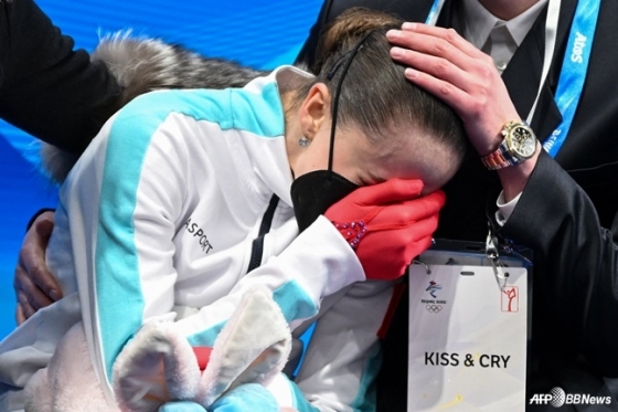 카밀라 발리예바가 2022 베이징올림픽 당시 경기 후 눈물을 흘리고 있다. /AFPBBNews=뉴스1