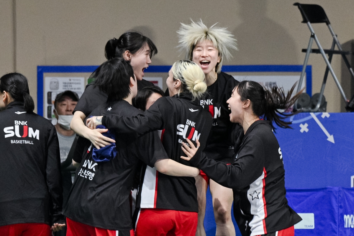 BNK썸 선수들이 기뻐하고 있다. /사진=WKBL 제공