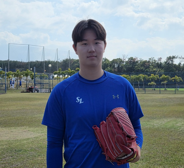 삼성 장찬희가 지난 19일 일본 오키나와 온나손 아카마 구장에서 취재진과 인터뷰에 응하고 있다. /사진=김동윤 기자