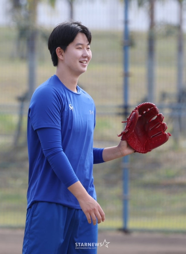 삼성 라이온즈 선수단이 19일 일본 오키나와 온나손 아카마 구장에서 2차 스프링캠프 일정을 진행했다.  투수 장찬희가 피칭 훈련을 하고 있다. /사진=김진경 대기자