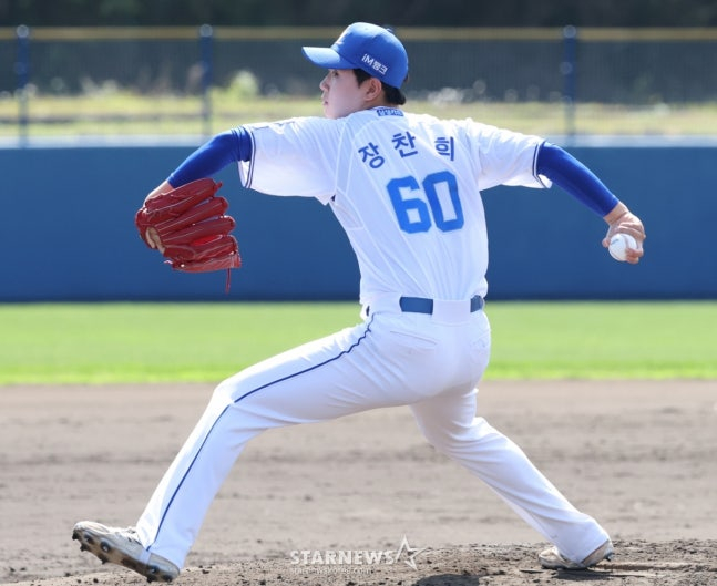 삼성 라이온즈가 22일 일본 오키나와 온나손 아카마 볼파크에서 스프링 캠프를 진행했다.  장찬희가 피칭 훈련을 하고 있다. /사진=김진경 대기자