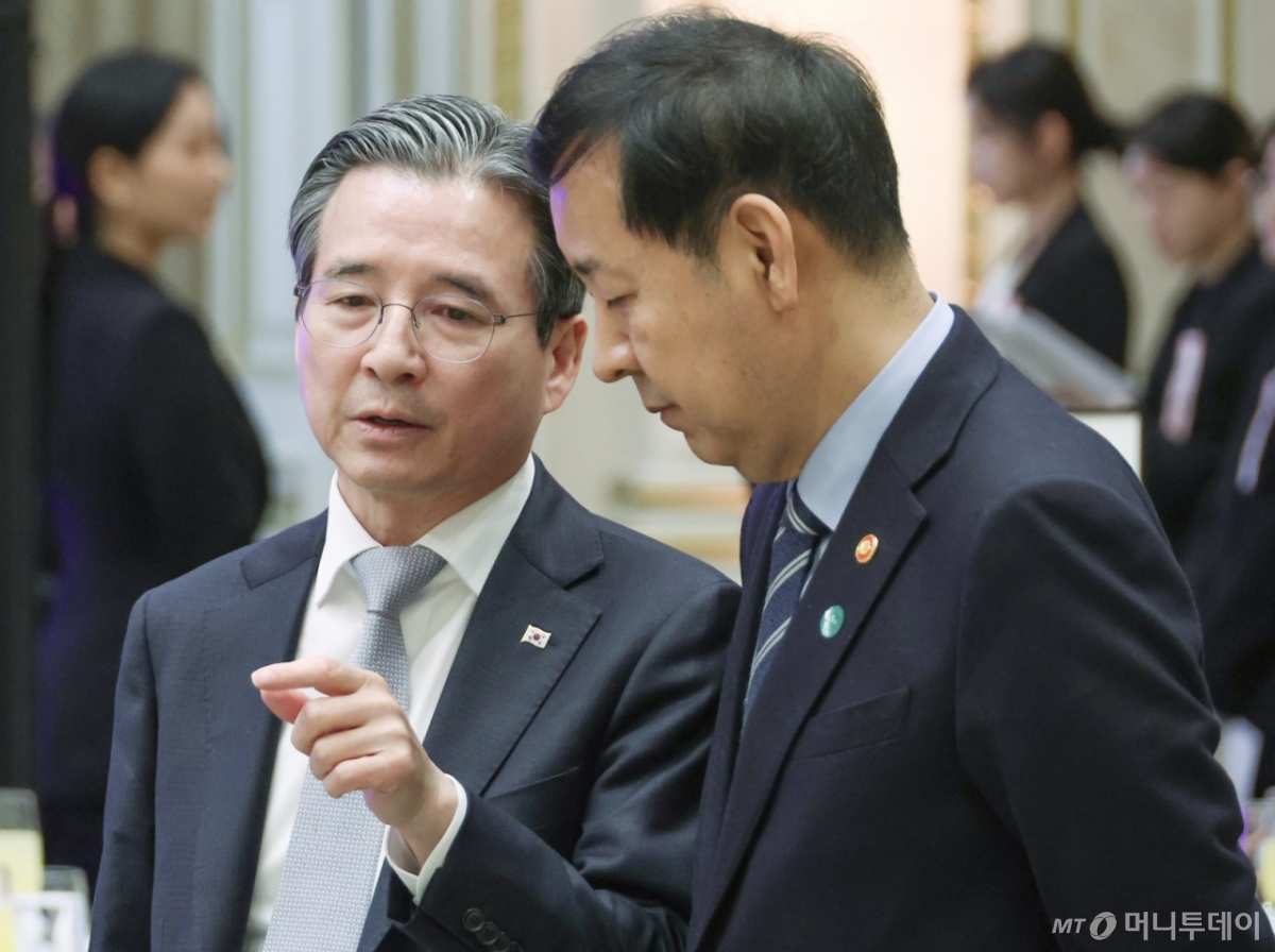 [서울=뉴시스] 최동준 기자 = 구윤철 경제부총리 겸 재정경제부 장관과 김용범 정책실장이 23일 청와대에서 열린 브라질 루이스 이나시우 룰라 다 시우바 대통령 국빈 방한 환영 만찬에서 대화하고 있다. (청와대통신사진기자단) 2026.02.22. photocdj@newsis.com /사진=최동준