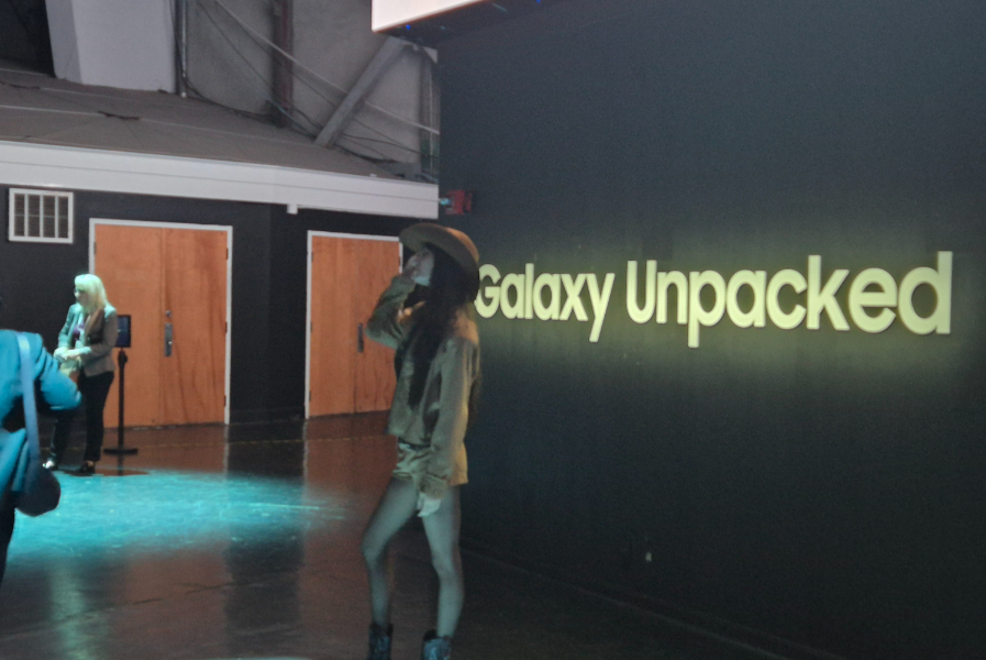 한 인플루언서가 갤럭시 언팩 포토존에서 사진 촬영 중이다./사진=김소연 기자